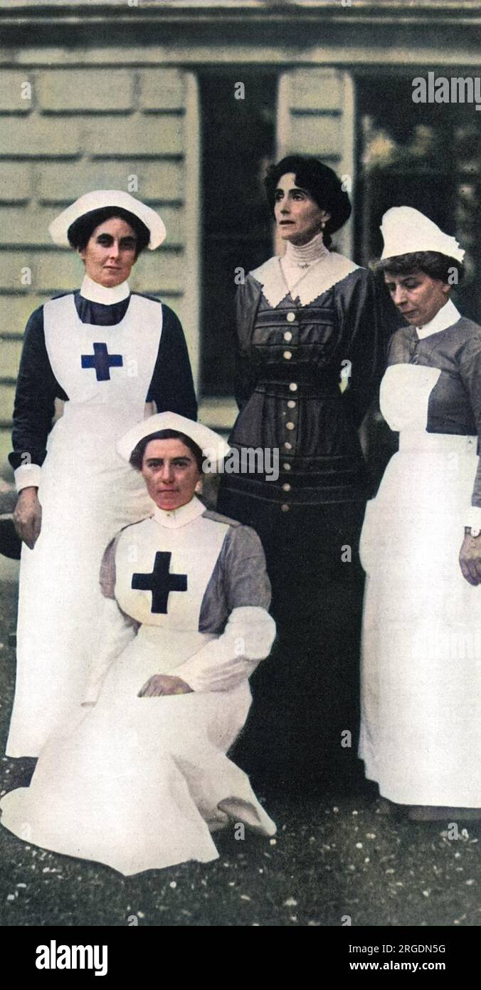Lady Stradbroke, anciennement Helena Fraser et épouse de George Rous, 3rd comte de Stradbroke, photographiée avec trois infirmières à la maison familiale de Henham Hall à Suffolk. La maison a été transformée en hôpital militaire pendant la première Guerre mondiale et a reçu des convois de soldats blessés directement de France, qui ont été transmis à la Croix-Rouge une fois suffisamment bien. Lady Stradbroke a pris la seule charge comme matron et a efficacement surintenté l'hôpital. Henham Hall a été démoli en 1953. Banque D'Images
