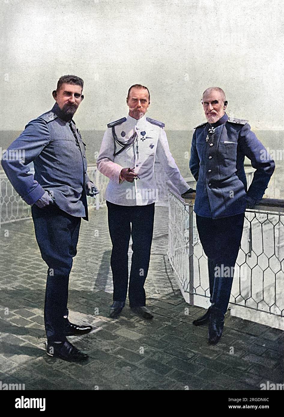 Le tsar russe Nicolas II (au centre), avec le roi Carol Ier (à droite) et le prince héritier Ferdinand de Roumanie, photographié lors d'une visite de la famille royale russe à Constanza, sur la côte roumaine de la mer Noire Banque D'Images
