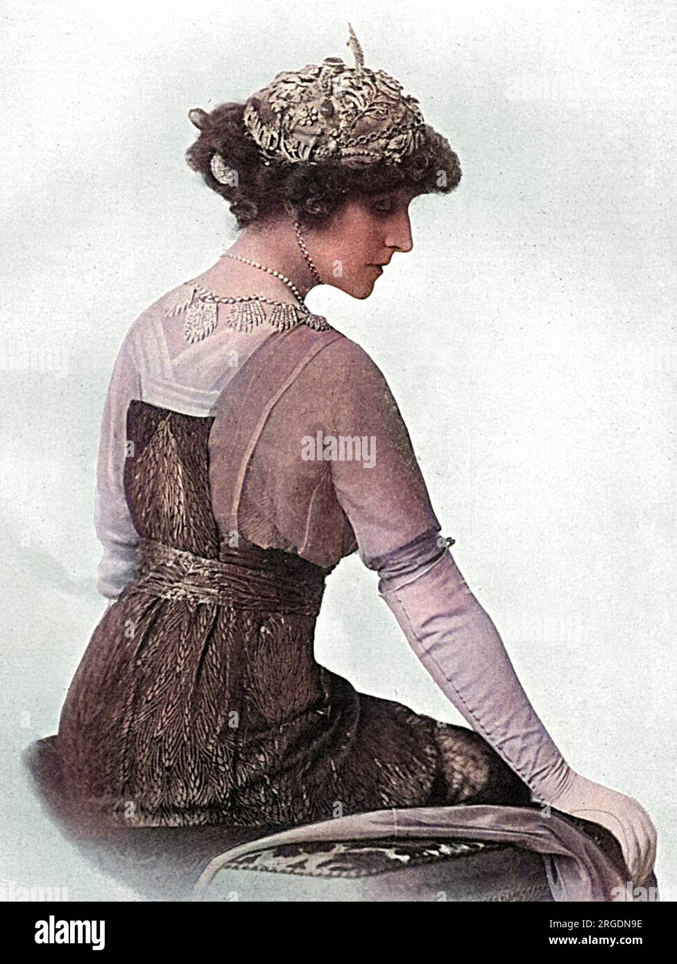 Violet Manners (née Lindsay), duchesse de Rutland (1856 - 1937), artiste britannique et noble, épouse de Henry John Brinsley Manners, 8e duc de Rutland. Photographiée dans une pose particulièrement artistique pendant la première Guerre mondiale alors qu’elle faisait appel à une voiture à moteur adaptée au transport de passagers ou de marchandises pour l’hôpital qu’elle avait récemment ouvert au château d’Hardelot près de Boulogne. Banque D'Images