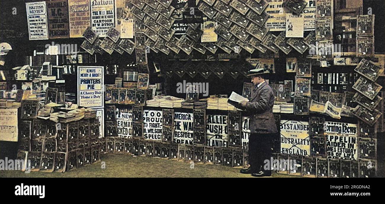 Un impressionnant kiosque à livres à la gare de Paddington en 1915 avec une exposition de The Printers 'Pie, une publication caritative produite pour aider les imprimeurs retraités, éditée par Hugh Spottiswoode et à laquelle ont contribué des illustrateurs et écrivains célèbres. Des affiches sont également exposées pour d'autres magazines et journaux, y compris The Bystander et le Western Daily News, qui rendent compte des derniers développements de la guerre. Banque D'Images