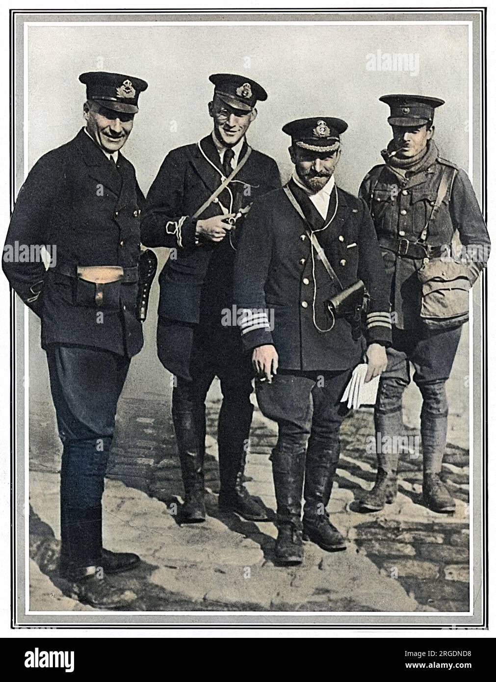 Charles Rumney Samson CMG, DSO & Bar, AFC (8 juillet 1883 - 5 février 1931), pionnier de l'aviation navale britannique. Il a été l'un des quatre premiers officiers sélectionnés pour la formation de pilote par la Royal Navy et a été la première personne à piloter un avion à partir d'un navire en mouvement. Il commanda également les premiers véhicules blindés britanniques utilisés au combat. Transféré à la Royal Air Force lors de sa création en 1918, Samson a occupé le commandement de plusieurs groupes dans l'immédiat après-guerre et dans les années 1920 Photographié avec d'autres aviateurs et officiers britanniques en octobre 1914. Banque D'Images