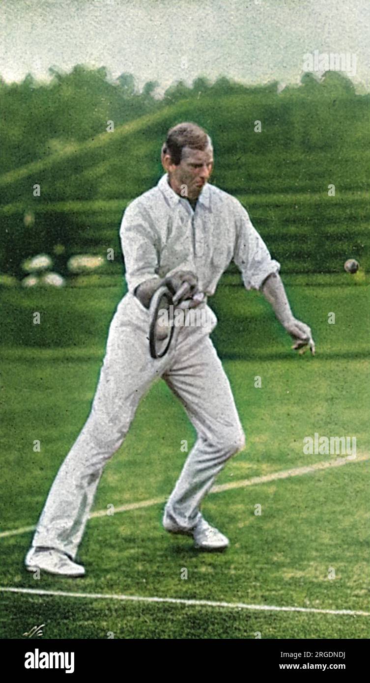 Anthony Frederick Wilding, joueur de tennis de Nouvelle-Zélande (1883-1915), Wimbledon Mens Champion en 1910, 1911, 1912 et 1913, photographié au début de sa carrière à l'âge de 22 ans, jouant à Wimbledon en 1905. Il a battu l'américain Clothier, bien qu'il ait été deux en baisse, mais a finalement été battu en quart de finale par Arthur Gore, 37 ans. Grand, beau, athlétique et genial, Wilding est devenu une star sportive extrêmement populaire. Après sa victoire au championnat de 1913, les dames ont déclaré s'être évanouie en raison de l'excitation et de la ruée de la foule. Sa course de championnat s'est terminée en 1914 quand il a été battu par l'australien Banque D'Images