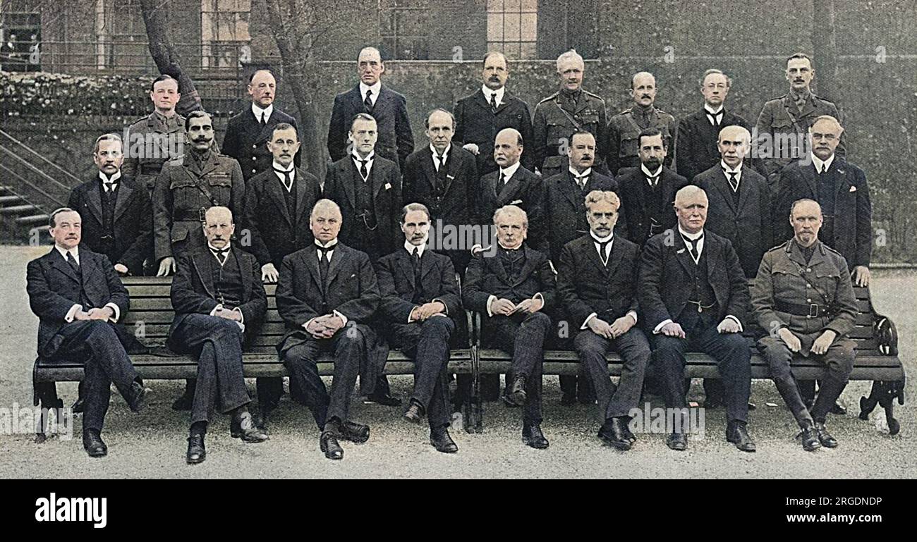 Photographie prise au 10 Downing Street du Cabinet de guerre impérial en 1917. Au premier rang, Henderson, Lord Milner, Lord Curzon, M. Bonar Law, David Lloyd George, Sir Robert Borden, M. Massey, général Smuts. Deuxième rangée, Sir Sinha, Maharajah de Bikanir, Sir J Meston, Austen Chamberlain, Lord Robert Cecil, M. Walter long, Sir J Ward, Sir George Perley, M. Rogers, MR Hazen. Rangée arrière, capitaine Amery, amiral Jellicoe, Sir Edward Carson, Lord Derby, général Morris, Sir M Hankey, M. Lambert, Major Storr. Banque D'Images