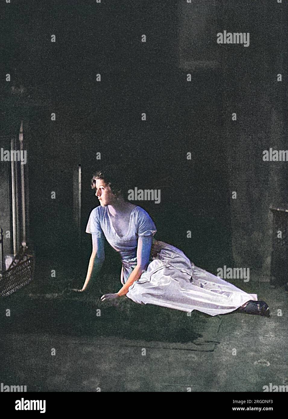 Clarissa Madeleine Georgiana Felicite Tennant (1896 - 1960), fille du baron Glenconner de 1st, photographié avec vue sur le feu. Elle a été l'une des dernières debutantes à être présentée au tribunal à l'été 1914, avant que la Grande Guerre n'interrompe la tradition. Elle s'est mariée trois fois, d'abord à Adrian Bethell en 1915 (divorcée en 1918), puis au major Lionel Tennyson et enfin à James Beck. Barbara Cartland la décrit comme « la plus belle femme que j'aie jamais vue ». Banque D'Images