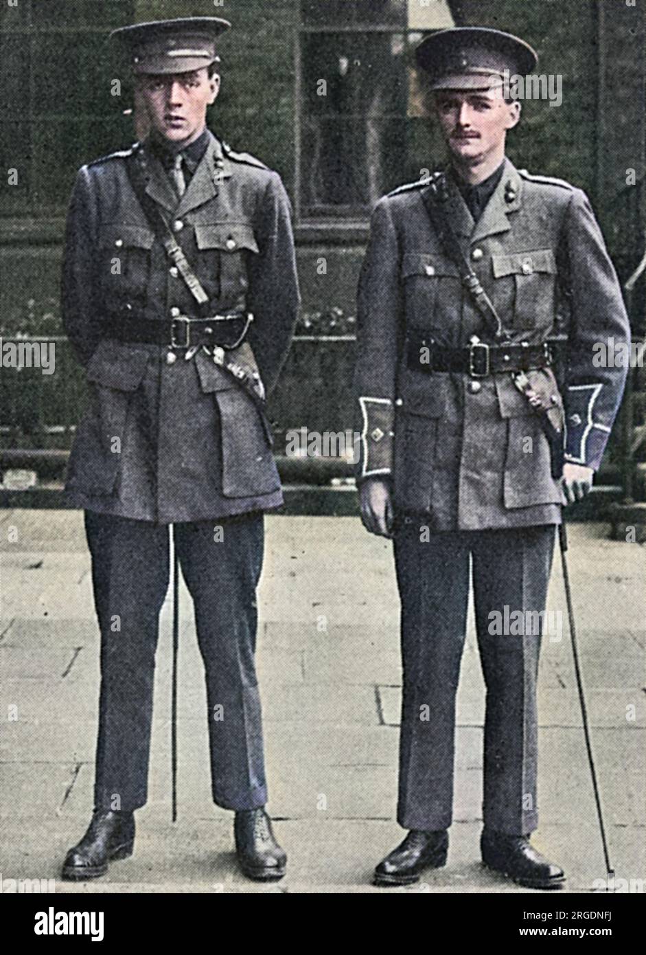 Les deux fils du chancelier de l'Échiquier, ministre des munitions et futur Premier ministre, David Lloyd George photographiés dans le jardin du n ° 11 Downing Street en uniforme du 6e Bataillon, Royal Welsh Fusiliers. À droite (avec moustache) Gwilym Lloyd George et à gauche, son frère Richard. Banque D'Images