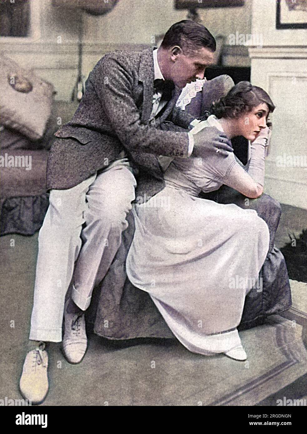 M. Dennis Eadie et Mlle Isobel Elsom dans le rôle de Christopher Brent et Molly Preston dans "l'homme qui a séjourné à la maison", au Théâtre Royalty. La pièce traitait de l'un des grands problèmes de l'époque (quand elle a été mise en scène en décembre 1914), la question de l'espionnage. La légende Tatler dit : « en bref, cette pièce, sans montrer aucune des horreurs de la bataille, ramène à la maison à son audiocun le fait que l'Angleterre est en fait en guerre, et ne devrait pas être manquée par tout joueur qui aime le jeu d'acteur fin et «un frisson». Banque D'Images