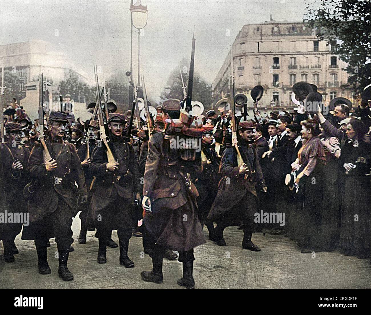 Les fantassins français sont acclamés sur leur chemin alors qu'ils marchent à travers Paris sur leur chemin vers une gare pour être transportés à la ligne de front. Banque D'Images