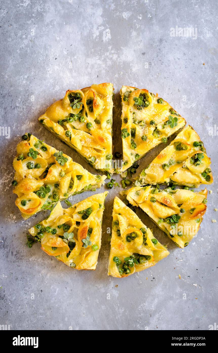 Pâtes Frittata sur fond de marbre Banque D'Images