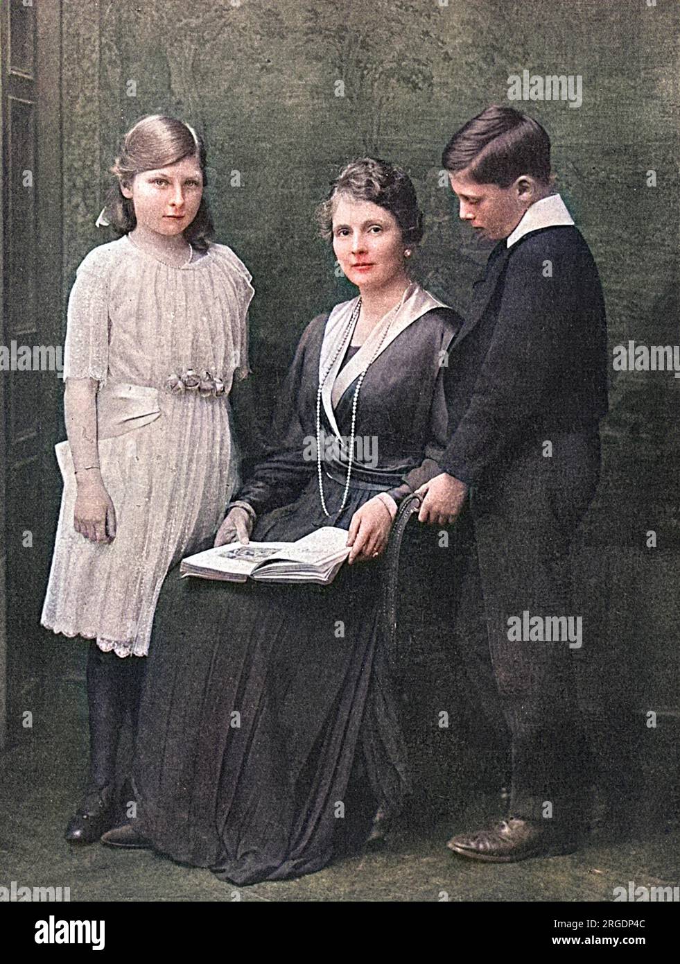 Princesse Alice d'Albany, comtesse d'Athlone (1883-1981), fille du prince Léopold et petite-fille de la reine Victoria. Elle épouse le prince Alexandre de Teck (comte d'Athlone), frère de la reine Mary, en 1904. Elle est photographiée avec ses deux enfants, Lady May Cambridge, née en 1906, qui épouse le capitaine Henry Abel Smith, gouverneur du Queensland, et le prince Rupert de Teck, vicomte Trematon, né en 1907, qui souffre d'hémophilie et meurt dans un accident de voiture en 1928. Banque D'Images
