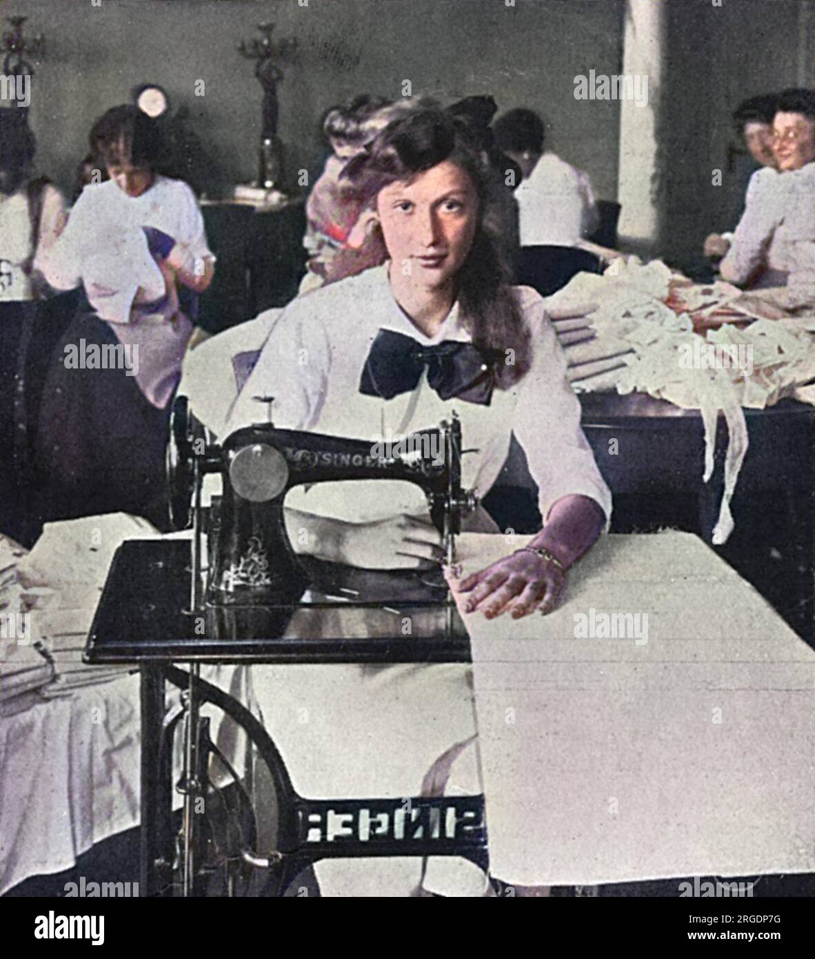 La princesse Margaretha, âgée de quinze ans, fille aînée du prince Carl de Suède, frère du roi de Suède, frère du roi de Suède, et la princesse Ingeborg, fille du roi Frédéric de Danemark, photographiée à une machine à coudre pour la Société de la Croix-Rouge pendant les premières semaines de la première Guerre mondiale. Banque D'Images