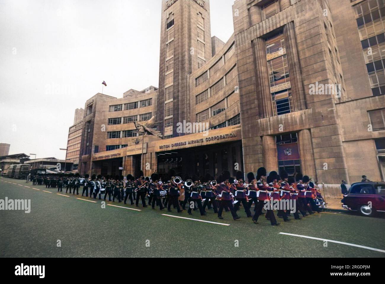 Une parade de la Royal Guards Band, devant le siège de la BOAC, Buckingham Palace Road, centre de Londres. Banque D'Images