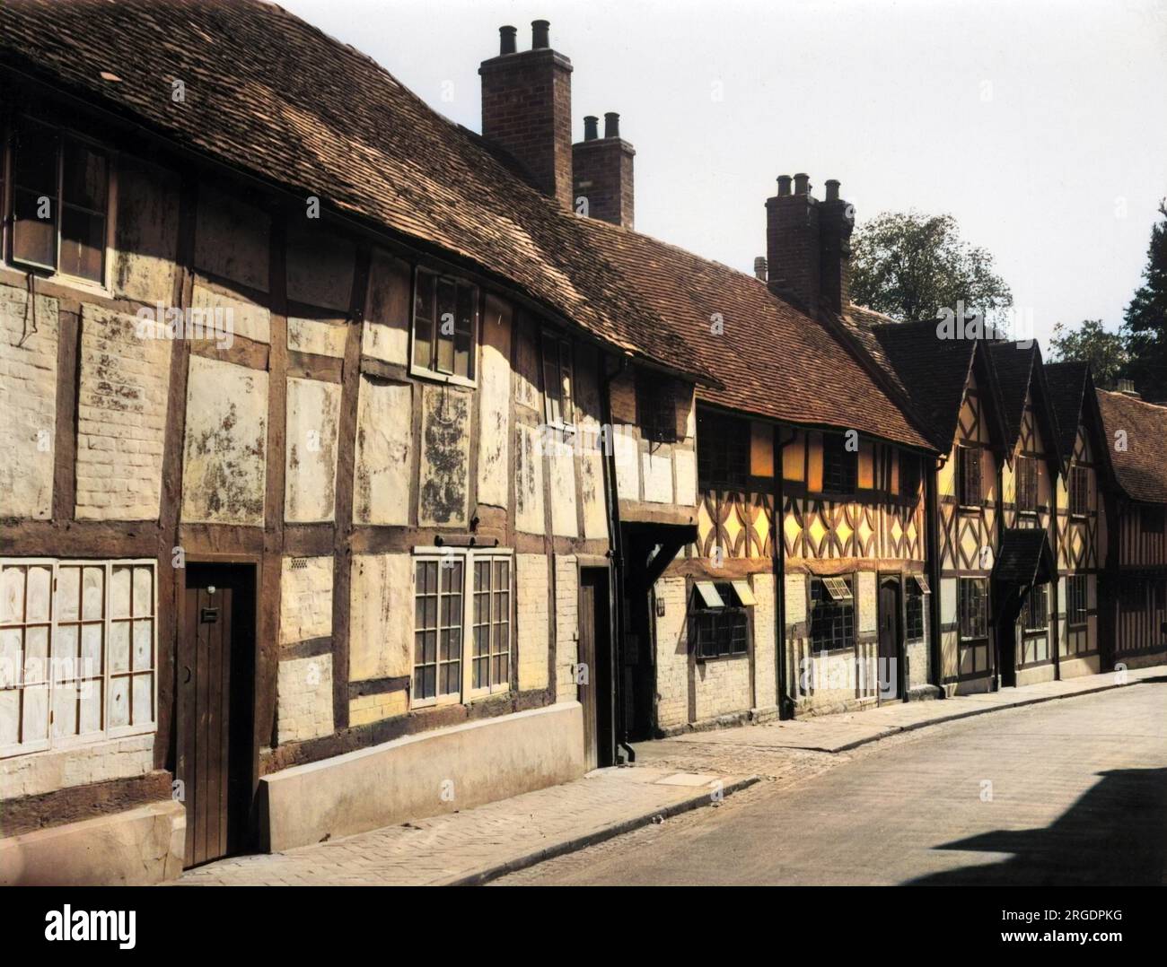 Mill Street, Warwick, avec une rangée de maisons à colombages Tudor, un aperçu de l'Angleterre de Shakespeare. Banque D'Images