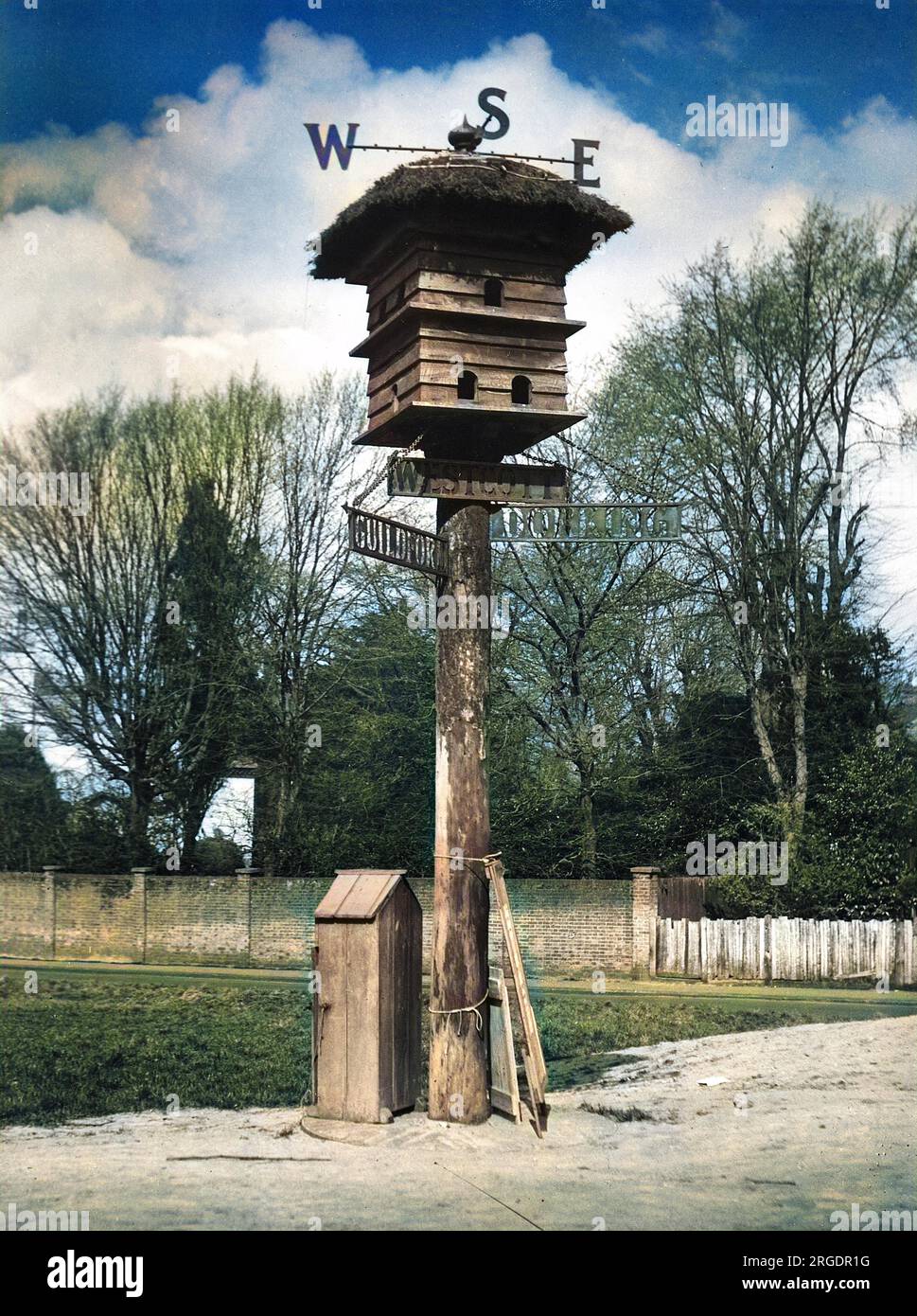 Le village de Westcott, dans le Surrey, en Angleterre, a un signe pittoresque et intelligent. Au-dessus du pigeonnier se trouvent les lettres 'W', 'E' et le bras Nord affiche un 'T' = 'West' + (colombe) cote! Banque D'Images