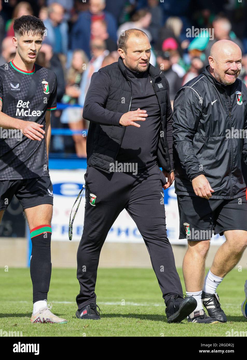 Mourneview Park, Lurgan, comté d'Armagh, Irlande du Nord, Royaume-Uni. 05 août 2023. Sports Direct Premiership – Glenavon 0 Glentoran 1, ouverture de la saison Premiership. L'entraîneur de football de la Ligue irlandaise, Warren Feeney (au centre), le sélectionneur Glentoran, Jay Donnelly (à gauche) et Tim McCann (à droite). Banque D'Images