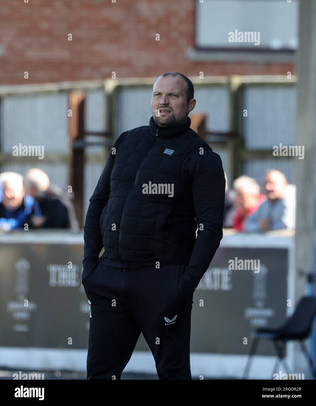 Mourneview Park, Lurgan, comté d'Armagh, Irlande du Nord, Royaume-Uni. 05 août 2023. Sports Direct Premiership – Glenavon 0 Glentoran 1, ouverture de la saison Premiership. Entraîneur de football de la Ligue irlandaise, Warren Feeney, entraîneur de Glentoran. Banque D'Images