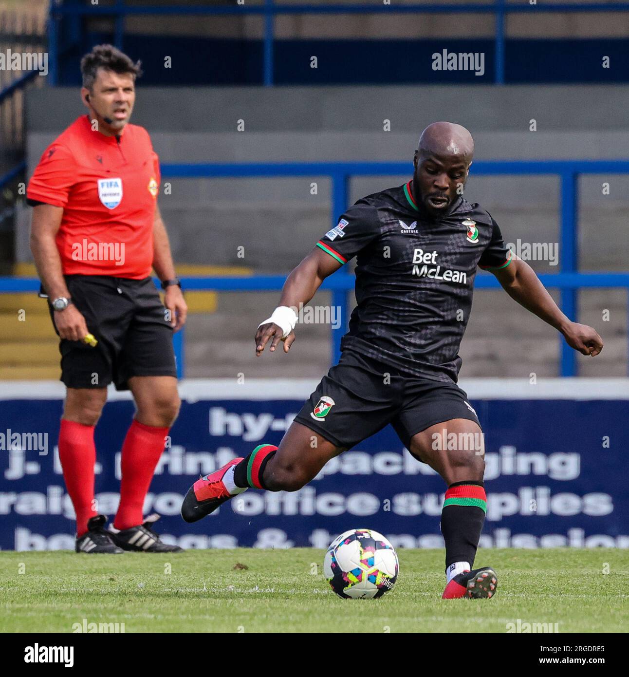 Mourneview Park, Lurgan, comté d'Armagh, Irlande du Nord, Royaume-Uni. 05 août 2023. Sports Direct Premiership – Glenavon 0 Glentoran 1, ouverture de la saison Premiership. Joueur de football irlandais, le footballeur de Glentoran Fuad Sule Banque D'Images