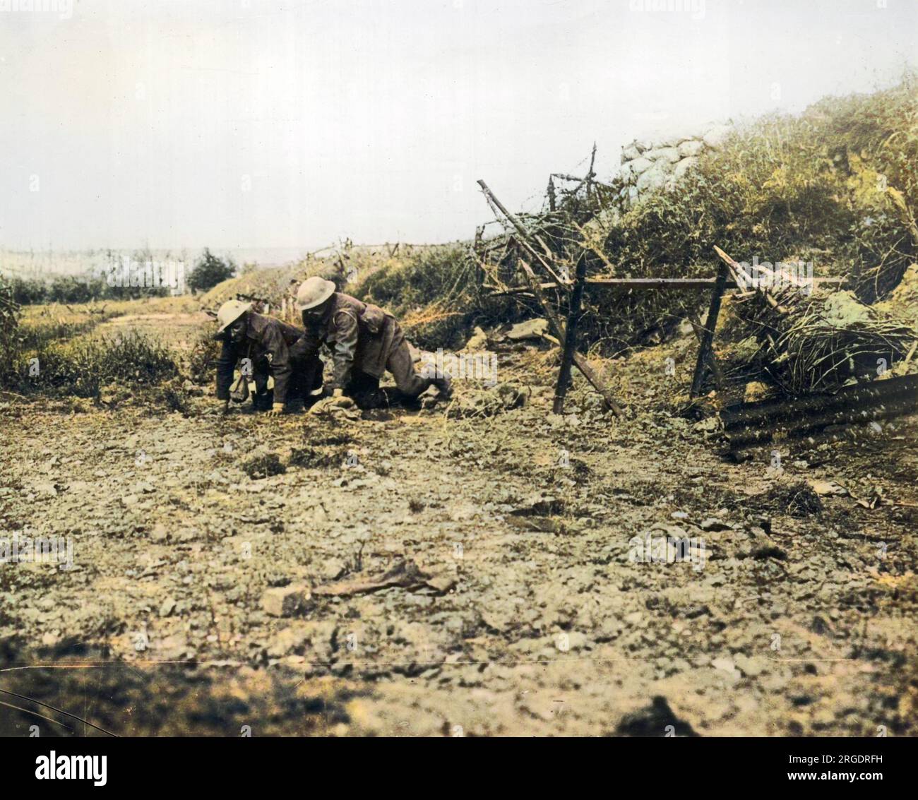 Ramenant les blessés sur les lignes britanniques lors des combats de Beaumont Hamel le premier jour de la bataille de la somme. Banque D'Images