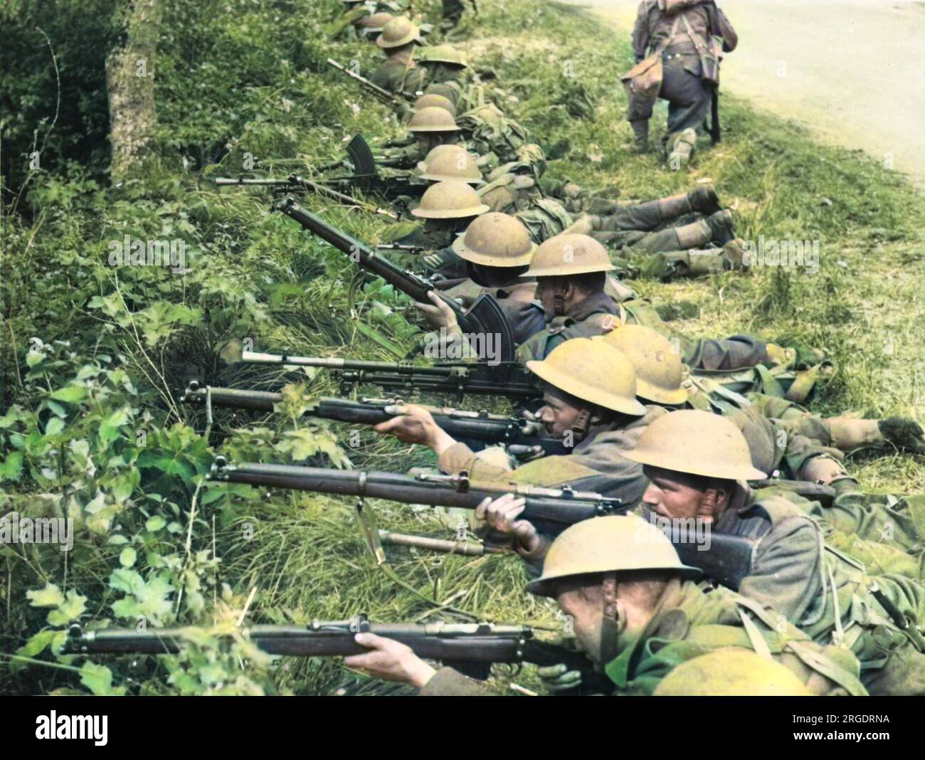 Photos du 4e régiment frontalier qui tenait un grand secteur de la somme lors d'une étape vitale de l'avance allemande. Il s'agissait d'un bataillon d'infanterie ordinaire, coupé du corps principal du corps expéditionnaire britannique. Ils ont réquisitionné des véhicules et se sont transformés en une unité motorisée et sont allés chercher l'ennemi pendant cinq jours sans interruption avec beaucoup de succès. La photo montre qu'en se déplaçant dans la campagne, ils étaient entourés par l'ennemi et ils ont tous pris une position défensive au bord de la route. Banque D'Images