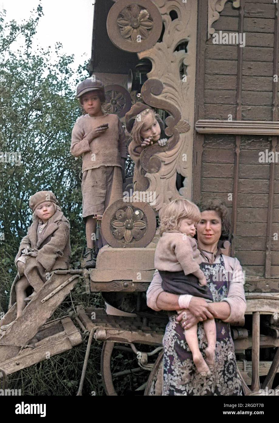 Une gitane avec quatre enfants, debout à l'extérieur de leur caravane. Banque D'Images