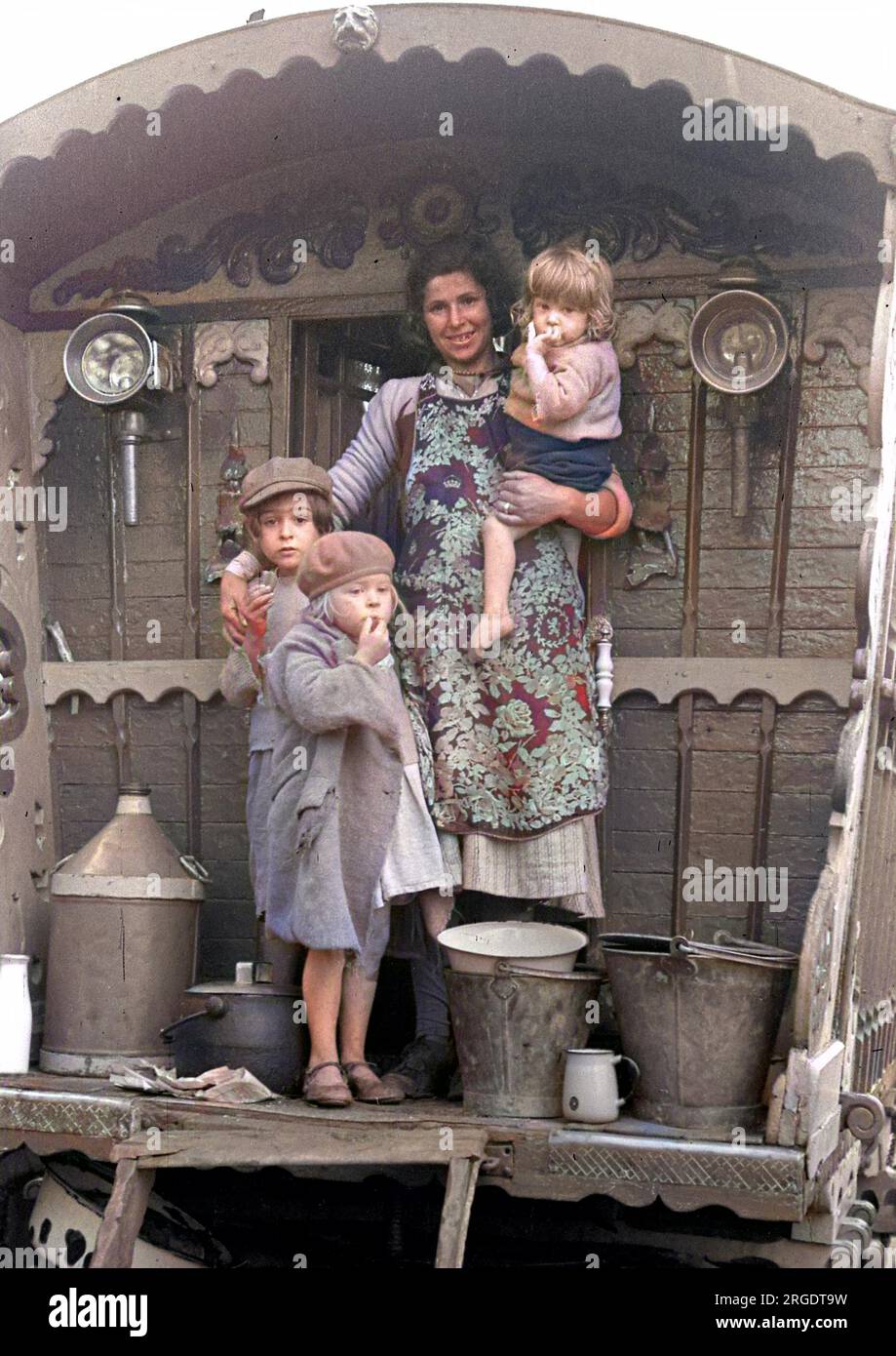 Une gitane avec trois enfants, debout à l'extérieur de leur caravane. Banque D'Images