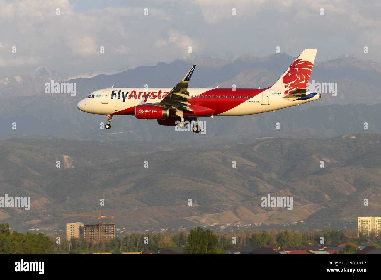 Voler Arystan Airbus A320 avion sur le point d'atterrir à l'aéroport d'Almaty au Kazakhstan. Avion A320 de FlyArystan. Avion EI-KBN. Banque D'Images