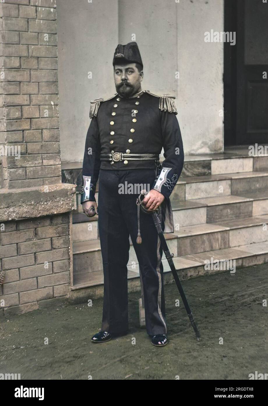 Homme non identifié en costume naval cérémonial, avec pattes aux épaules et épée. Banque D'Images