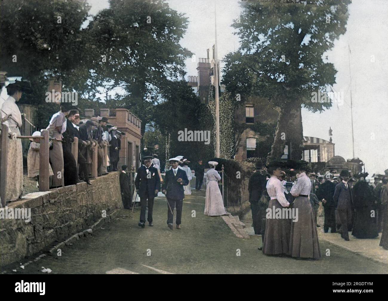 Scène à l'extérieur de l'édifice du Royal Yacht Squadron, à Cowes, sur l'île de Wight. Banque D'Images