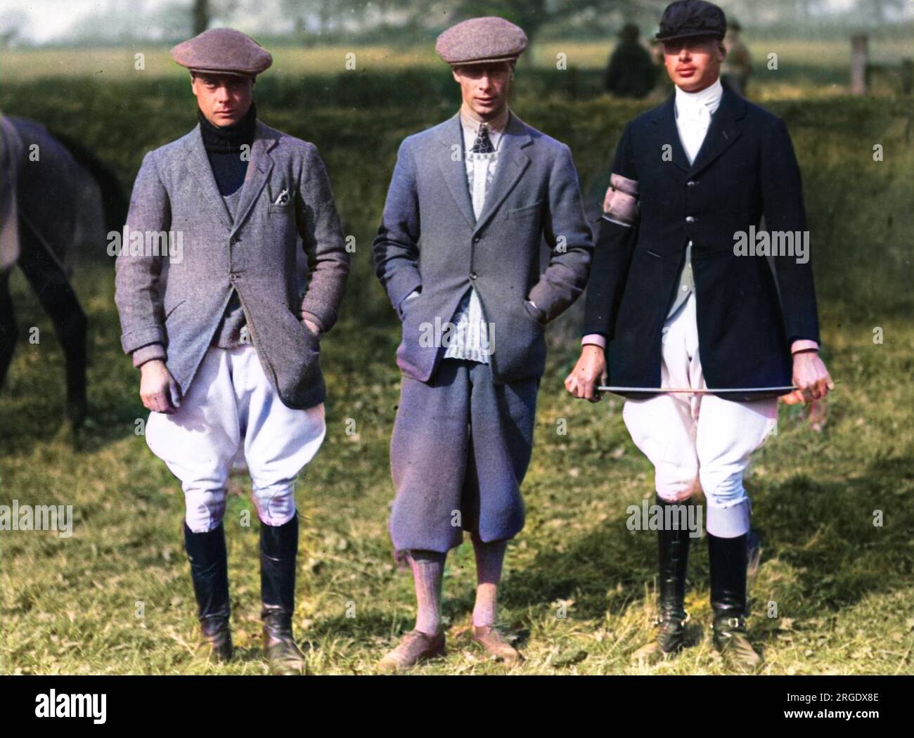 Les trois fils aînés du roi George V photographiés ensemble, à ce qui ressemble à une réunion de chasse, quelque part dans les années 1920 De gauche à droite, Édouard, prince de Galles (plus tard roi Édouard VIII puis duc de Windsor), Albert, duc d'York (plus tard roi George VI) et Henri, duc de Gloucester. Banque D'Images