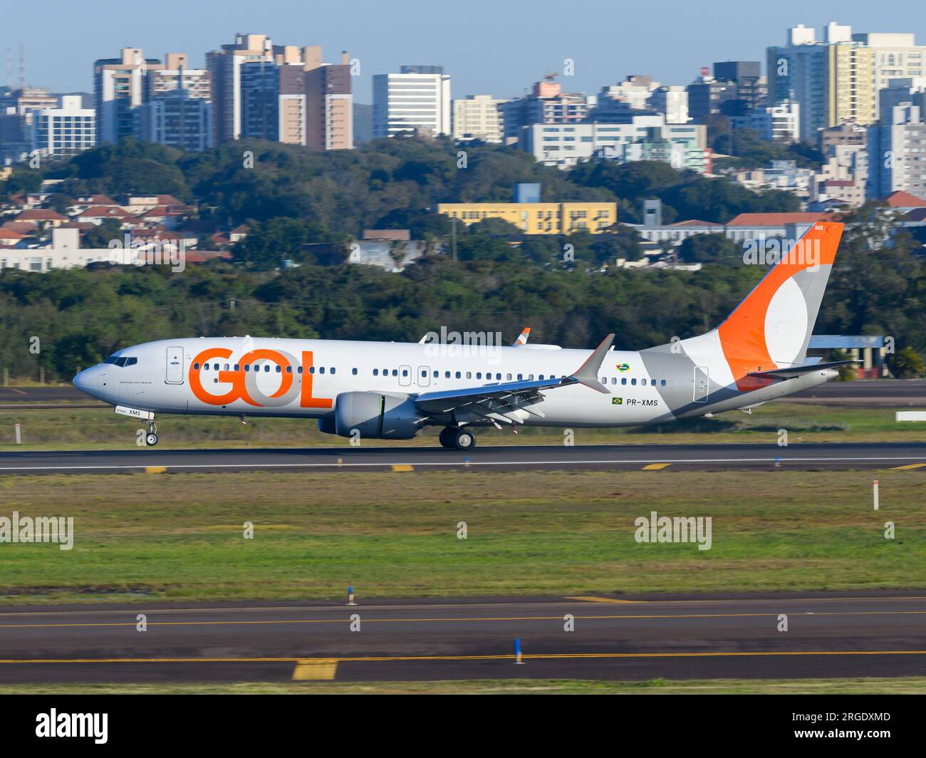 Avion Boeing 737 MAX de Gol Airlines atterrissant à Porto Alegre, Brésil. GOL Linhas Aéreas Boeing 737-8 MAX volant. Avion PR-XMS. Banque D'Images