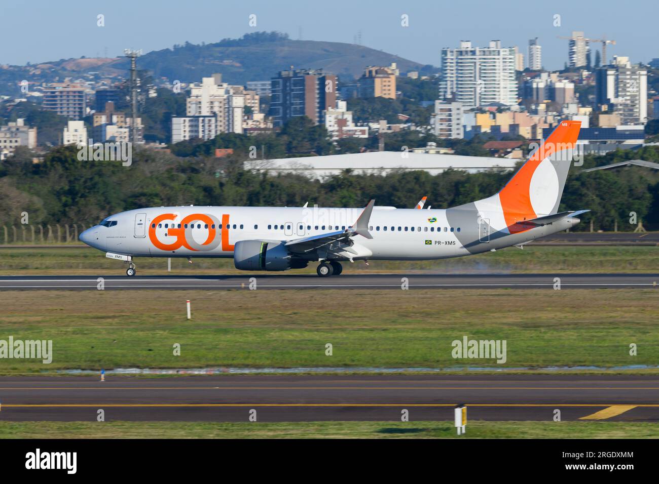 Boeing 737 MAX de GOL Airlines atterrissant à Porto Alegre, Brésil. GOL Linhas Aéreas Boeing 737-8 MAX volant. Avion PR-XMS. Banque D'Images