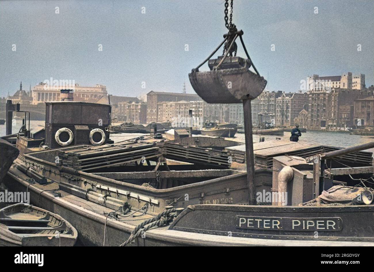 Vue sur un bateau, le Peter Piper, sur la Tamise, Londres. Banque D'Images