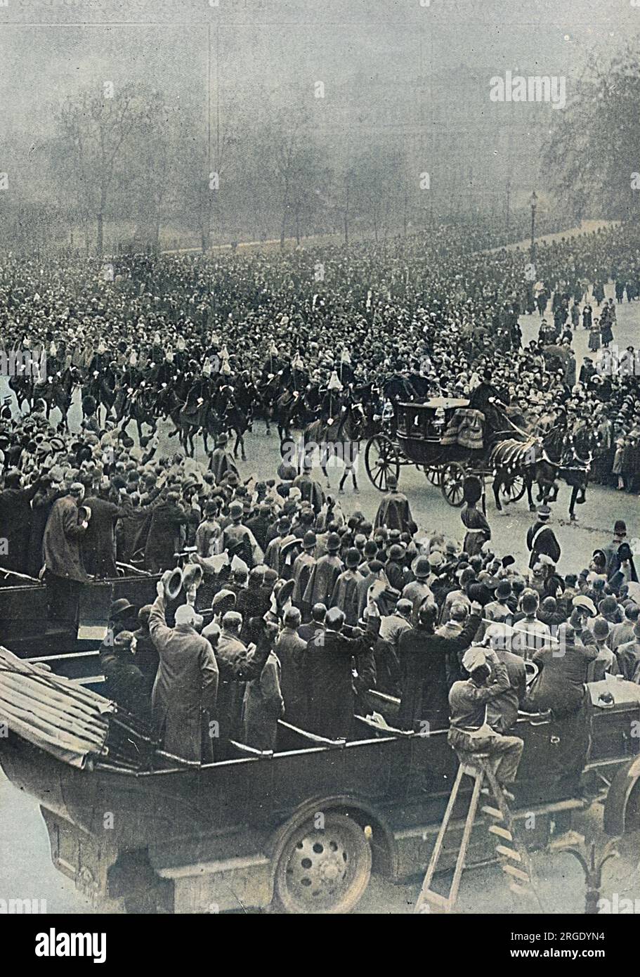 De nombreuses foules dans la parade des Horse Guards regardent l'époux, le prince Albert, duc d'York et ses frères, le prince de Galles et le prince Henry (duc de Gloucester) conduire en procession à l'abbaye de Westminster pour le mariage du duc d'York avec Lady Elizabeth Bowes-Lyon en avril 1923. Banque D'Images