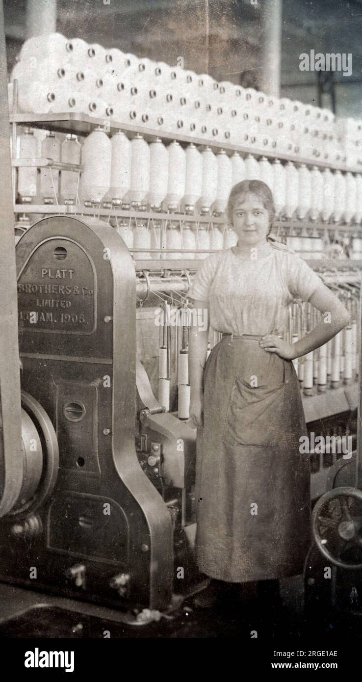 Cotton Mill Girl - Oldham, Greater Manchester. Banque D'Images