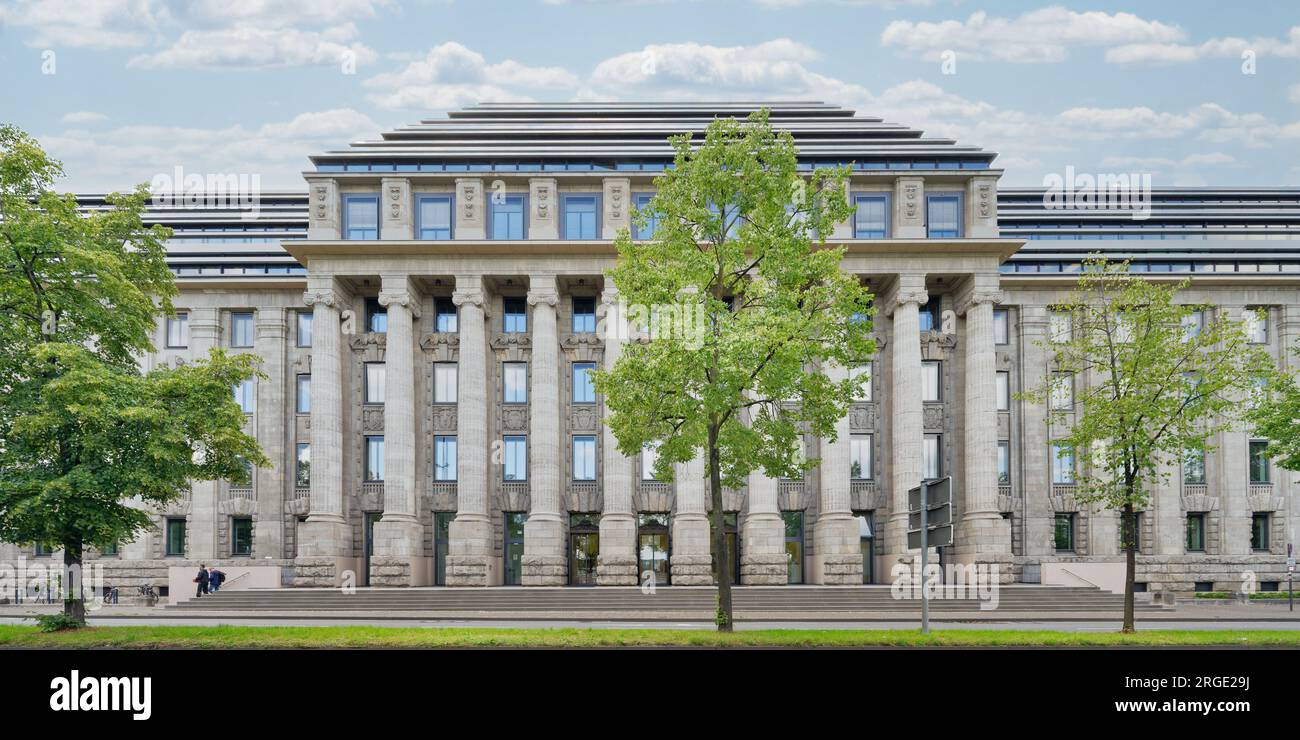 Bâtiment du siège de l'EASA dans l'ancienne Reichsbahndirektion sur les rives du rhin à cologne Banque D'Images