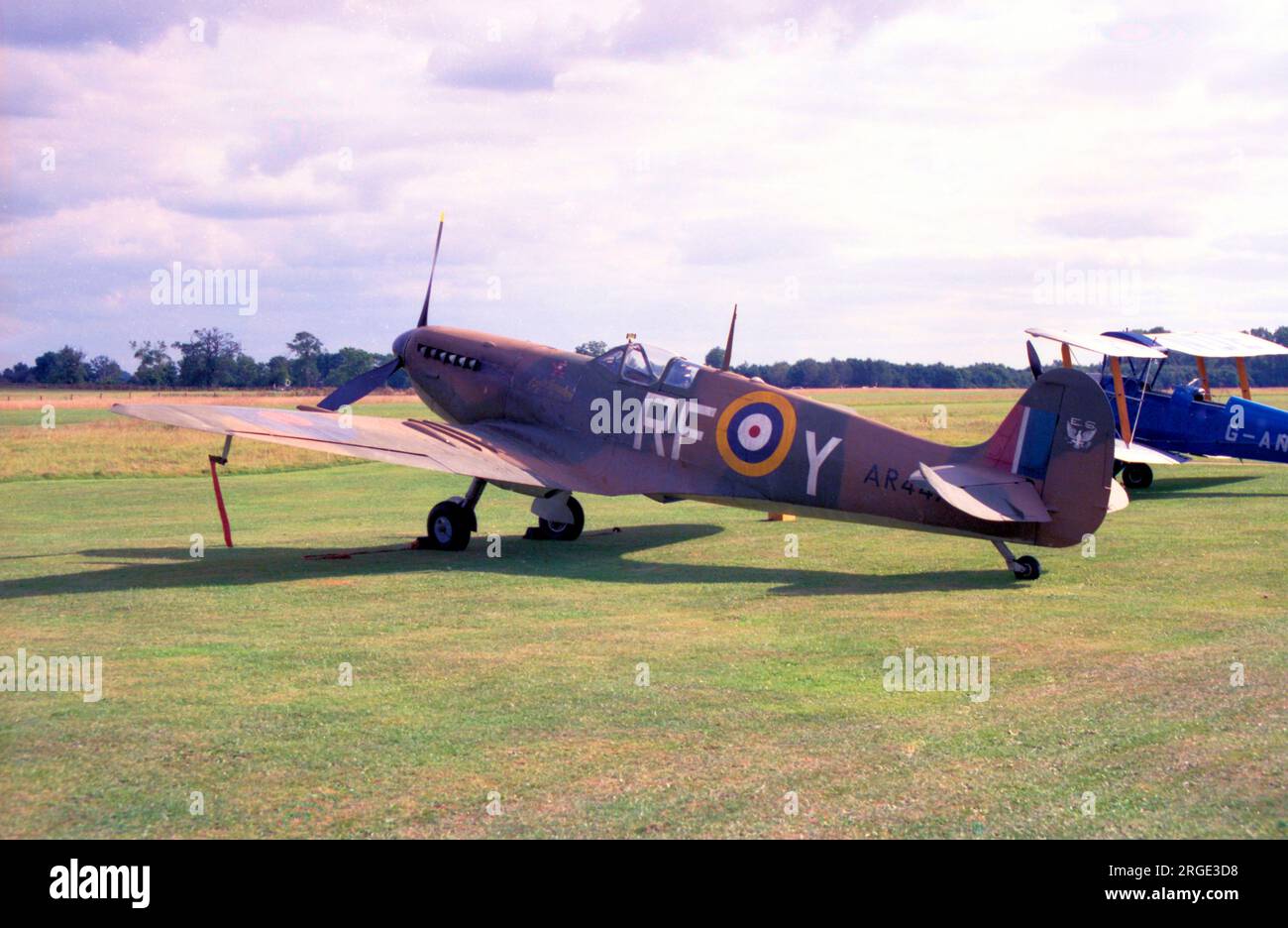 Supermarine Spitfire 'AR474' / 'RF-Y', dans des marquages fictifs pour une production cinématographique. Banque D'Images