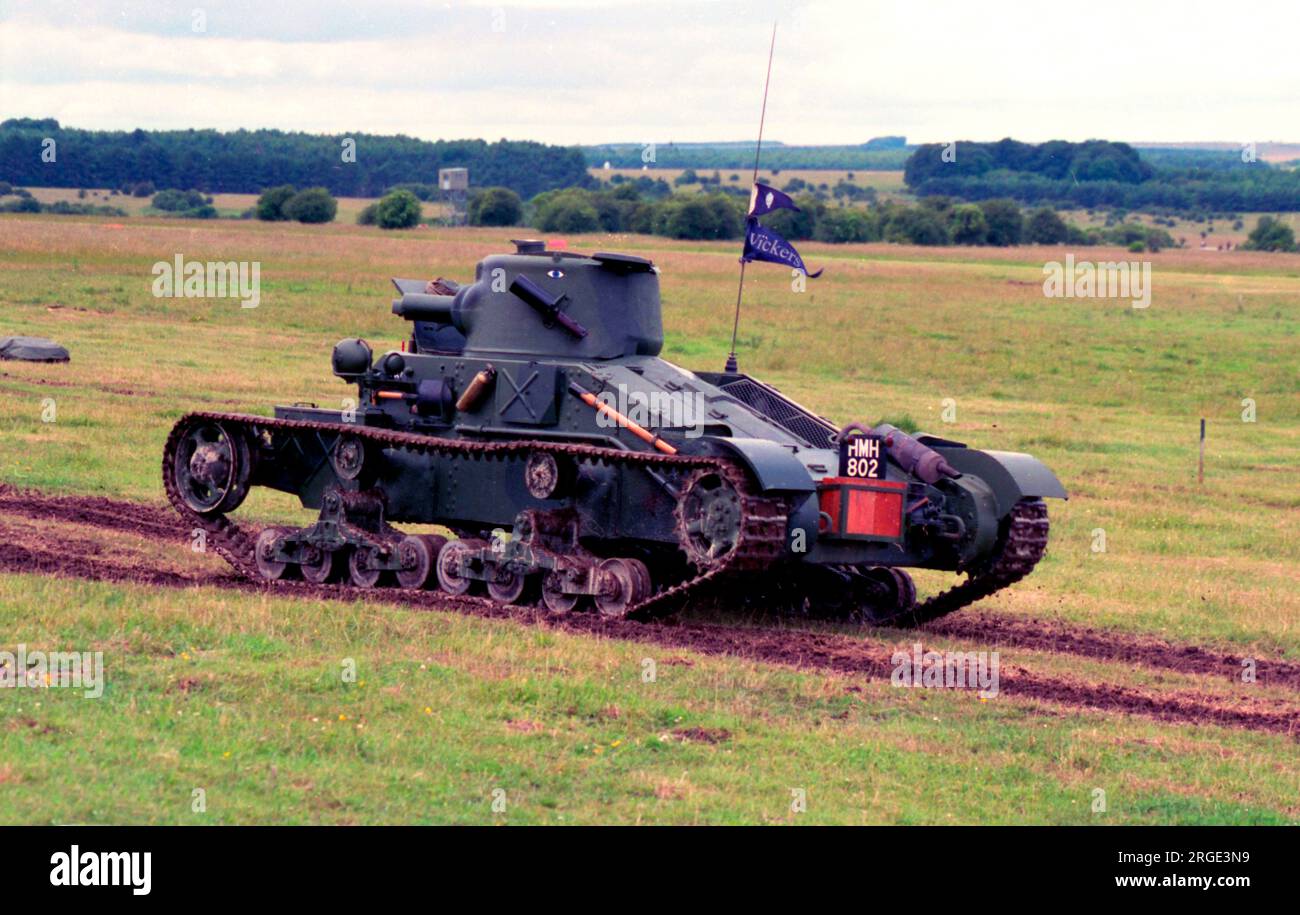 Vickers Matilda I Infantry Tank reproduction T3447, lors de la journée portes ouvertes 2006 de Larkhill Royal Artillery, manoeuvrant sur l'hippodrome de Larkhill / le terrain d'exposition. Cette Matilda I a été reconstruite en utilisant une coque originale qui avait été bien utilisée comme cible anti-char. Tous les trous sauf un ont été remplis et divers composants de transmission modernes ont été installés pour produire un Matilda I. Banque D'Images