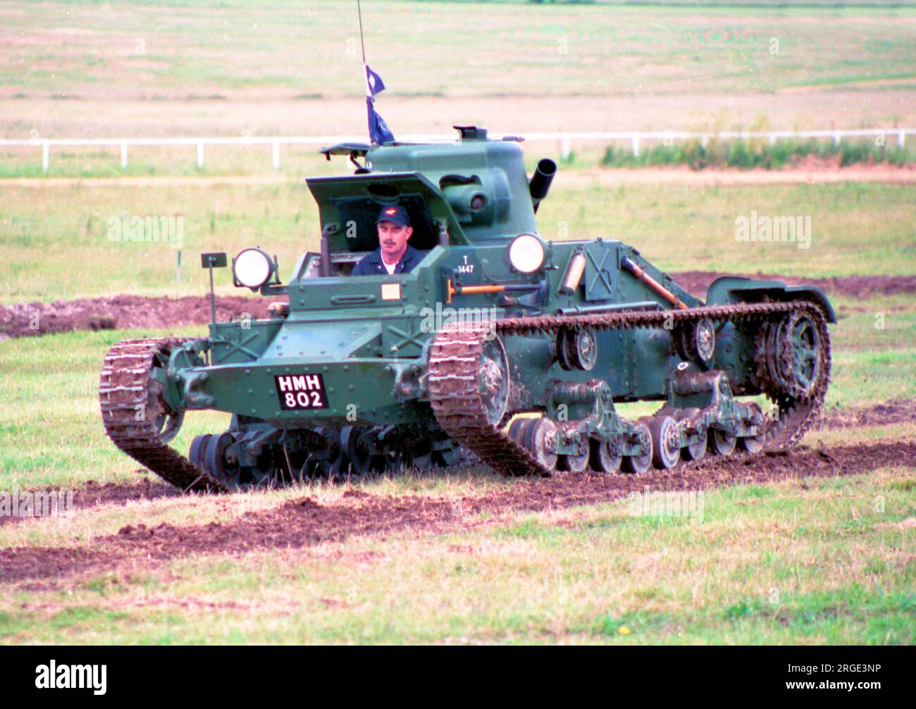 Vickers Matilda I Infantry Tank reproduction T3447, lors de la journée portes ouvertes 2006 de Larkhill Royal Artillery, manoeuvrant sur l'hippodrome de Larkhill / le terrain d'exposition. Cette Matilda I a été reconstruite en utilisant une coque originale qui avait été bien utilisée comme cible anti-char. Tous les trous sauf un ont été remplis et divers composants de transmission modernes ont été installés pour produire un Matilda I. Banque D'Images