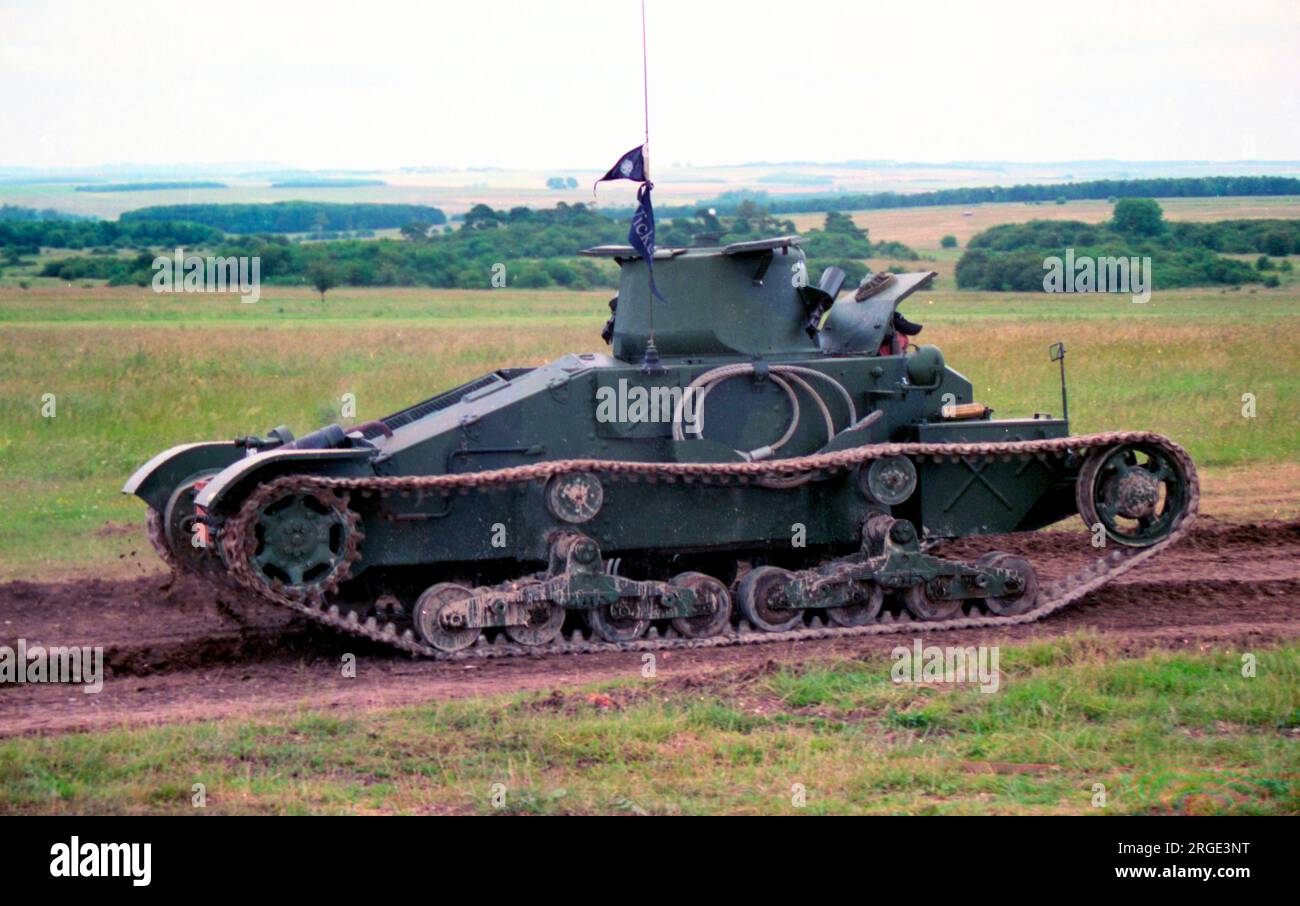 Vickers Matilda I Infantry Tank reproduction T3447, lors de la journée portes ouvertes 2006 de Larkhill Royal Artillery, manoeuvrant sur l'hippodrome de Larkhill / le terrain d'exposition. Cette Matilda I a été reconstruite en utilisant une coque originale qui avait été bien utilisée comme cible anti-char. Tous les trous sauf un ont été remplis et divers composants de transmission modernes ont été installés pour produire un Matilda I. Banque D'Images