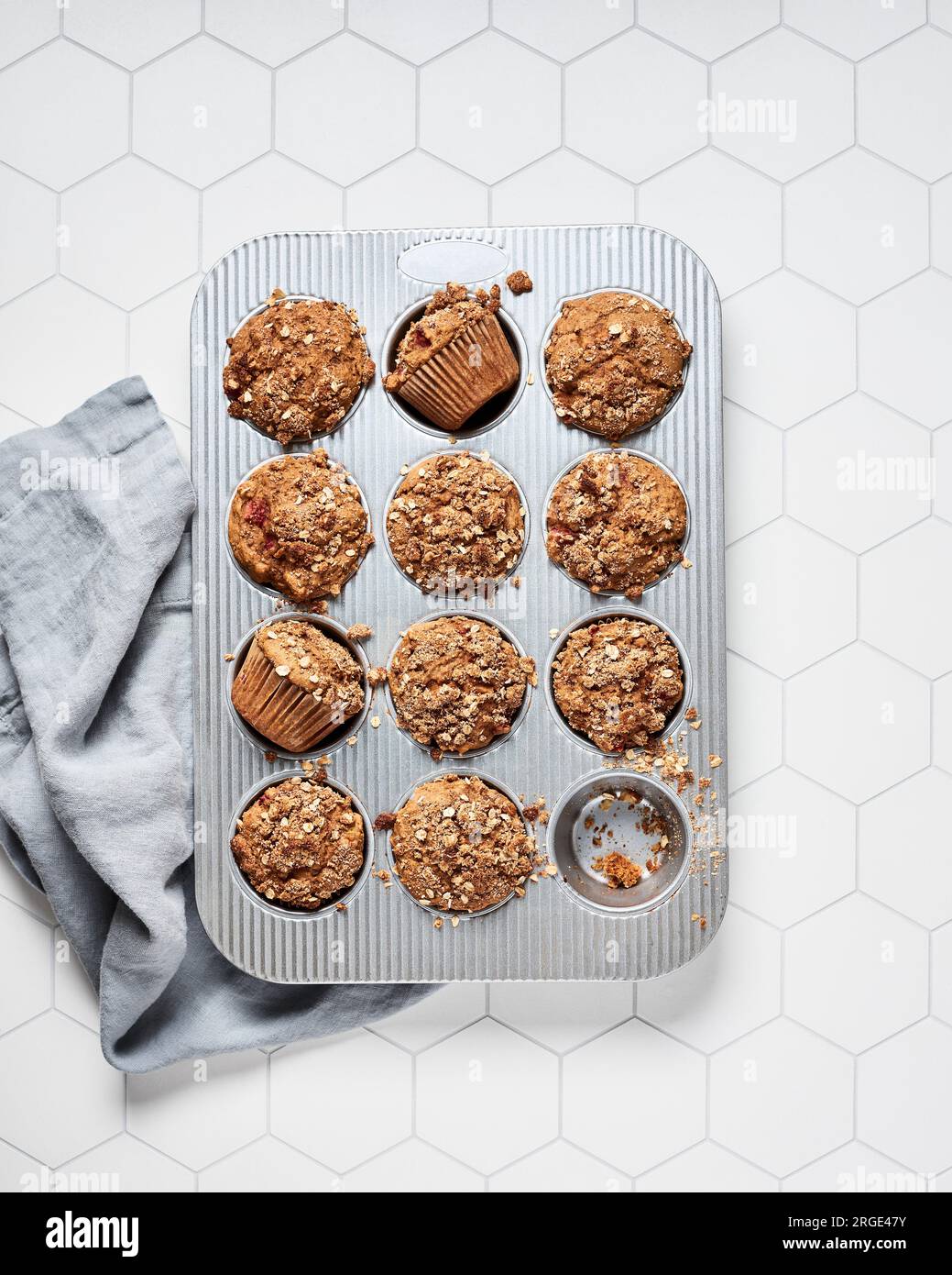 Muffins à la rhubarbe à la fraise dans une boîte à muffins Banque D'Images