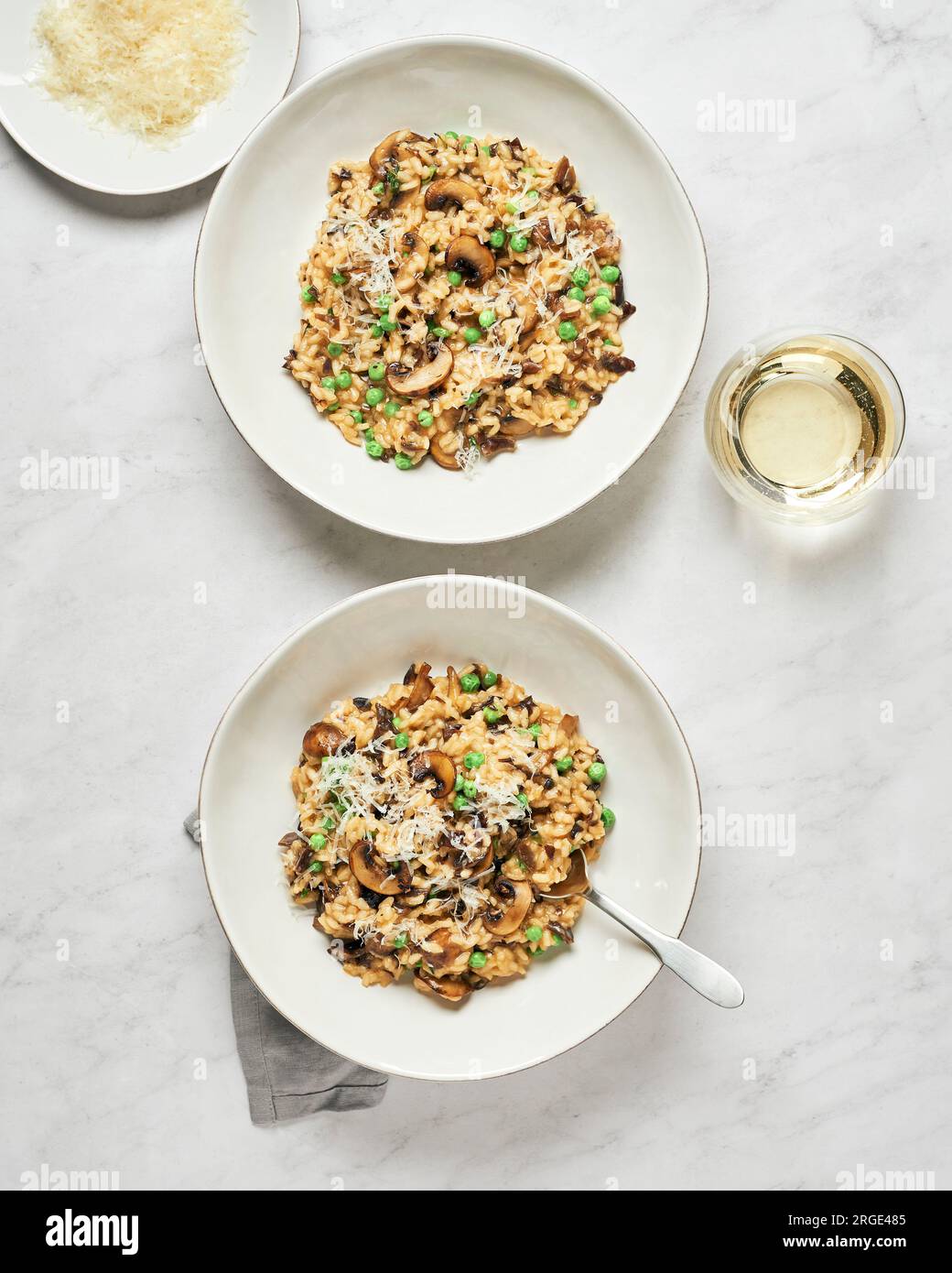 Deux bols de risotto aux champignons végétaliens avec des pois Banque D'Images