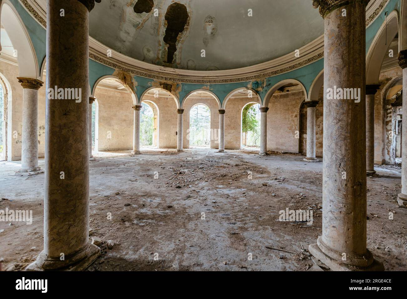 Hall rond avec colonnade dans ancien palais abandonné. Banque D'Images