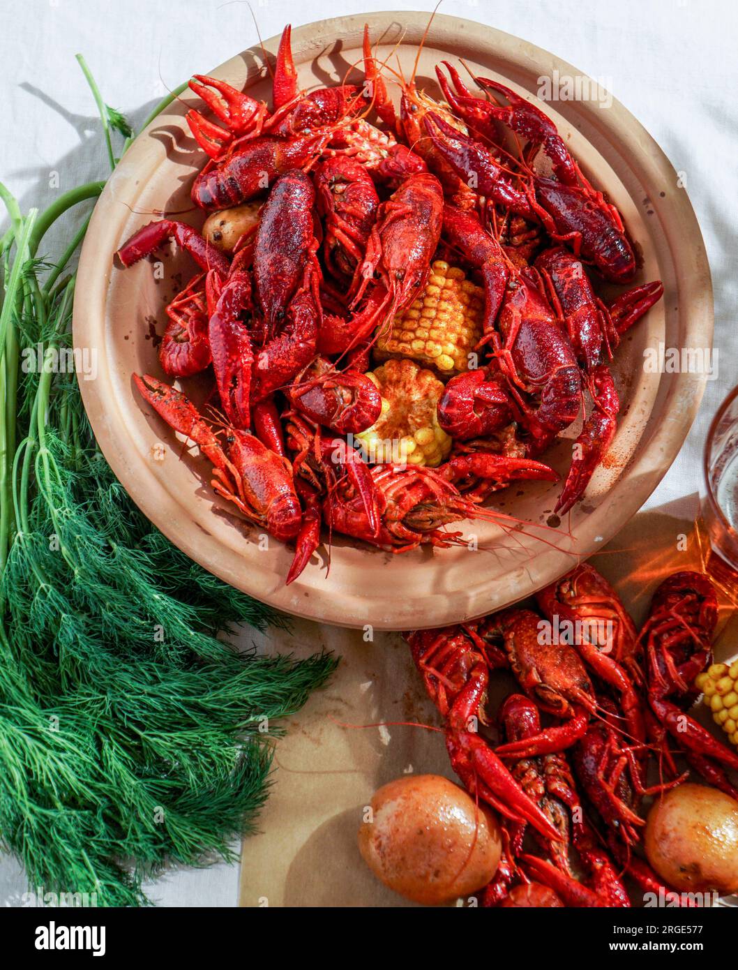 Fête des écrevisses, Louisiane bouillie, maïs sur l'épi, pommes de terre. Langoustes bouillies dans des assaisonnements cajun et des herbes. Avec bière, Nouvelle-Orléans, classique cajun Banque D'Images