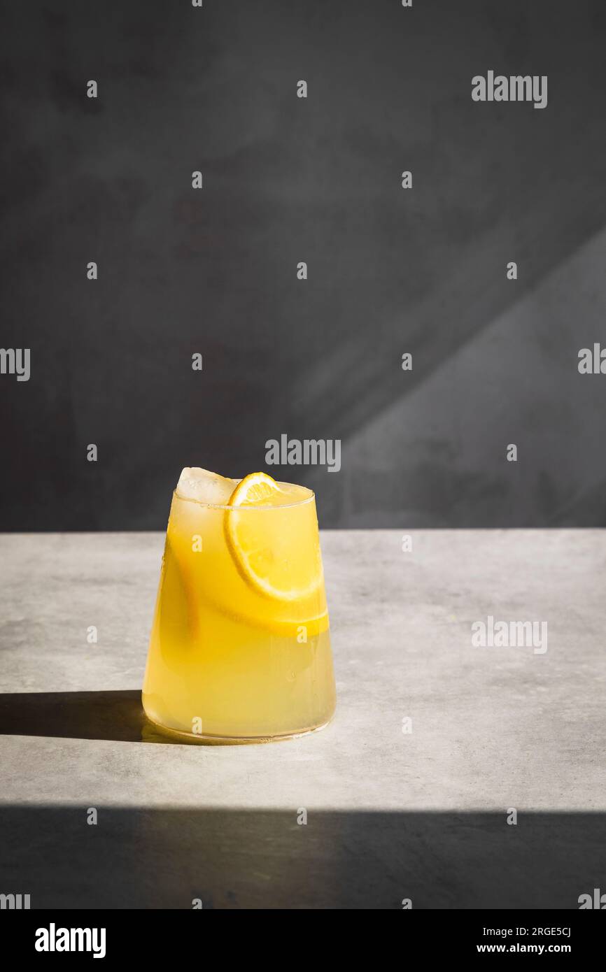 Limonade maison avec de la glace et des tranches de citron dans un verre. Banque D'Images