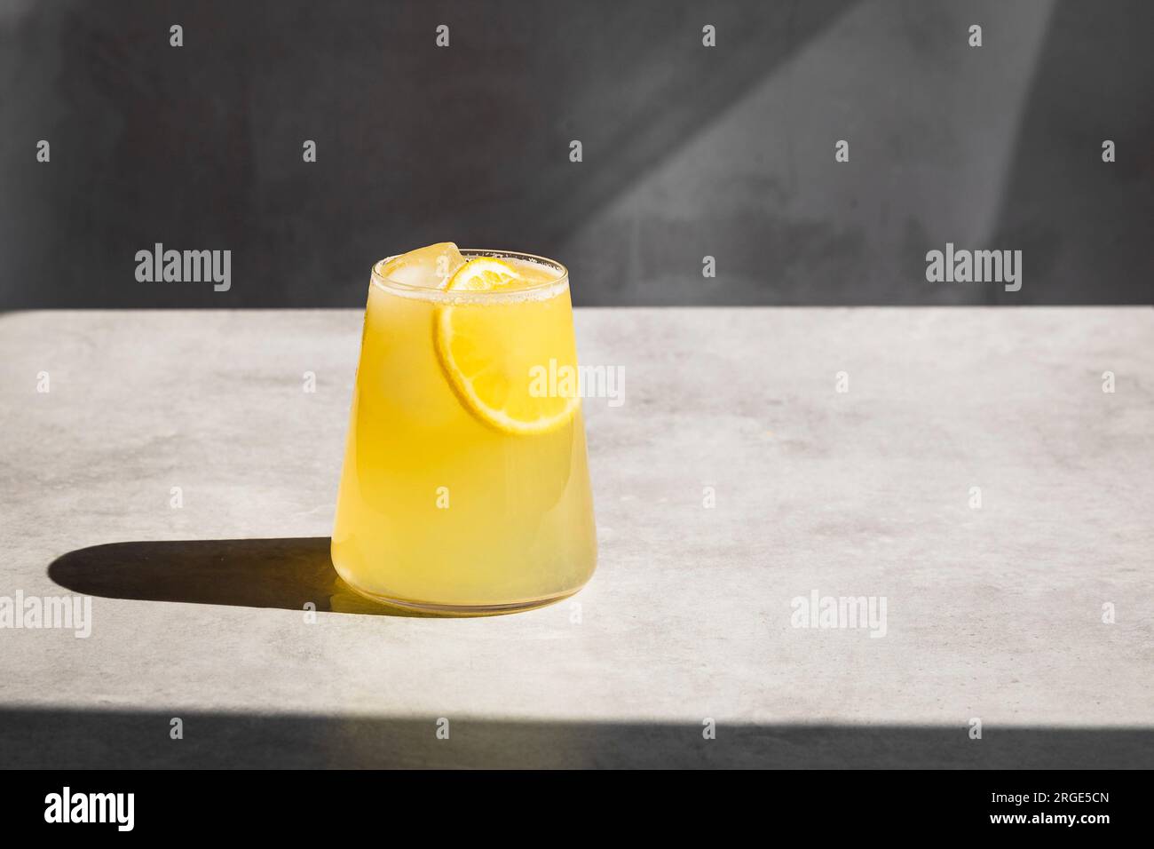 Limonade maison avec de la glace et des tranches de citron dans un verre. Banque D'Images
