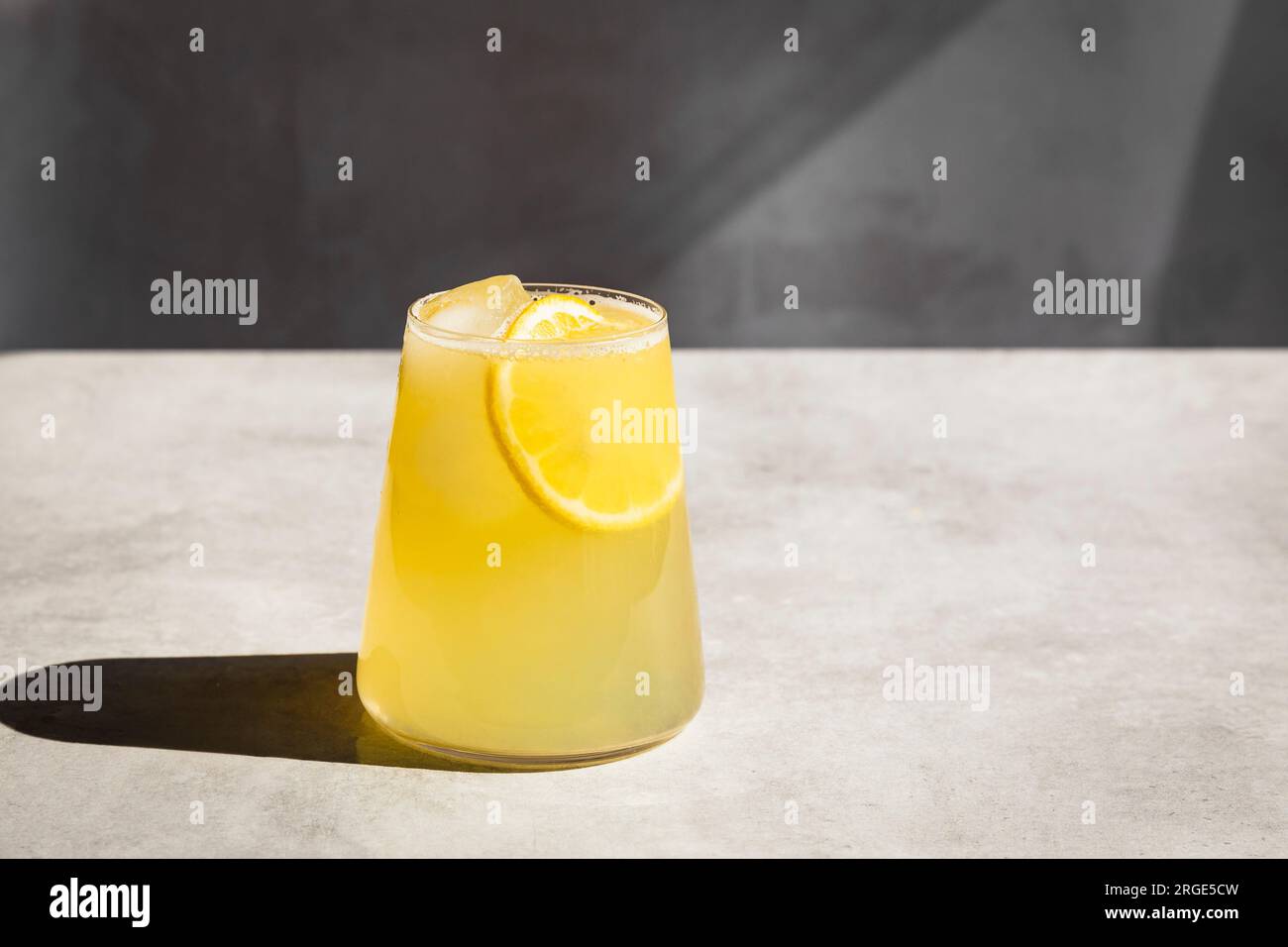 Limonade maison avec de la glace et des tranches de citron dans un verre. Banque D'Images