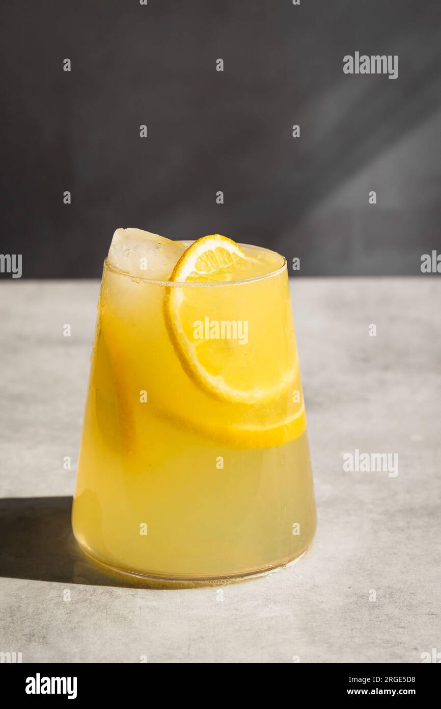Limonade maison avec de la glace et des tranches de citron dans un verre. Banque D'Images