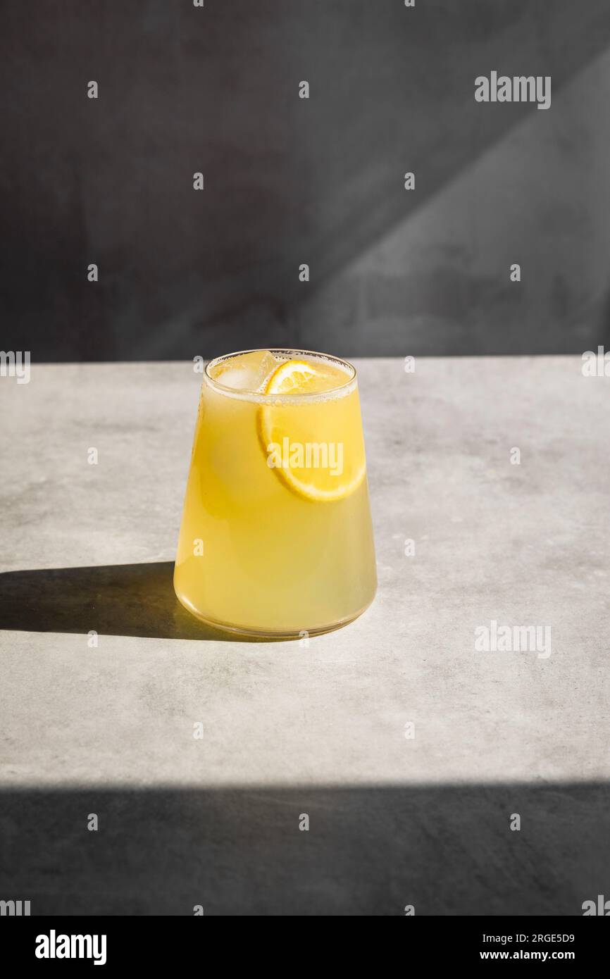 Limonade maison avec de la glace et des tranches de citron dans un verre. Banque D'Images