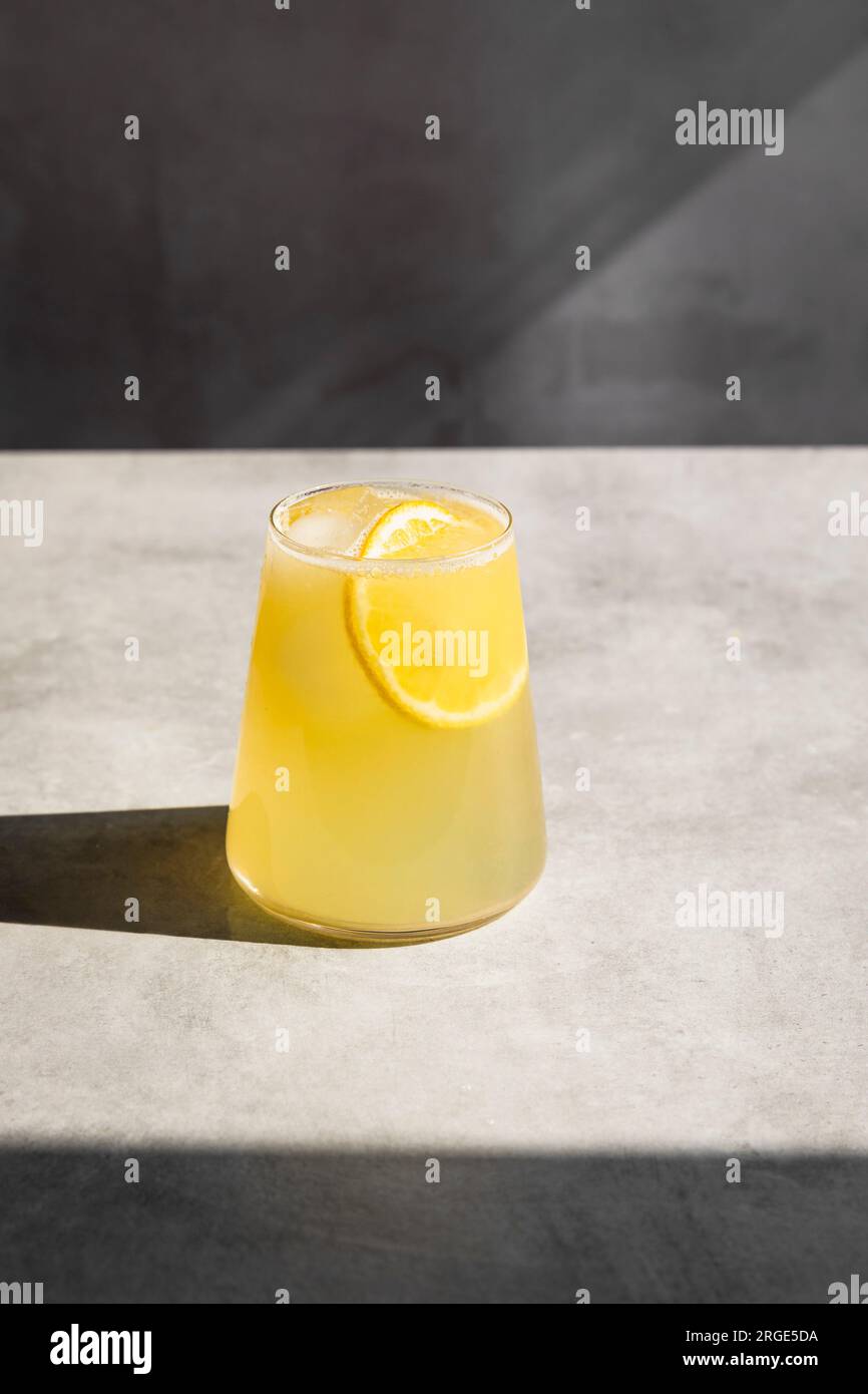 Limonade maison avec de la glace et des tranches de citron dans un verre. Banque D'Images