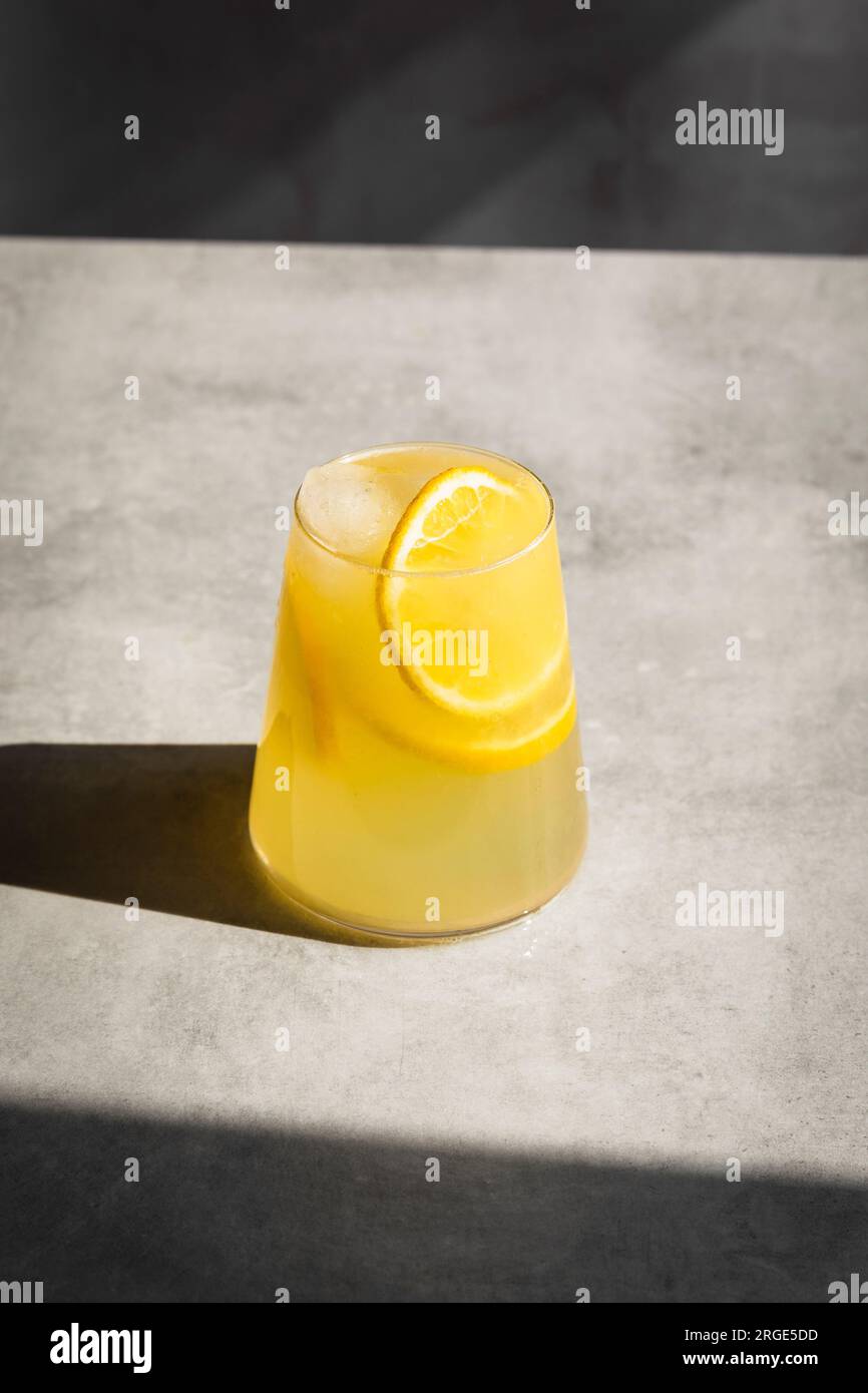 Limonade maison avec de la glace et des tranches de citron dans un verre. Banque D'Images
