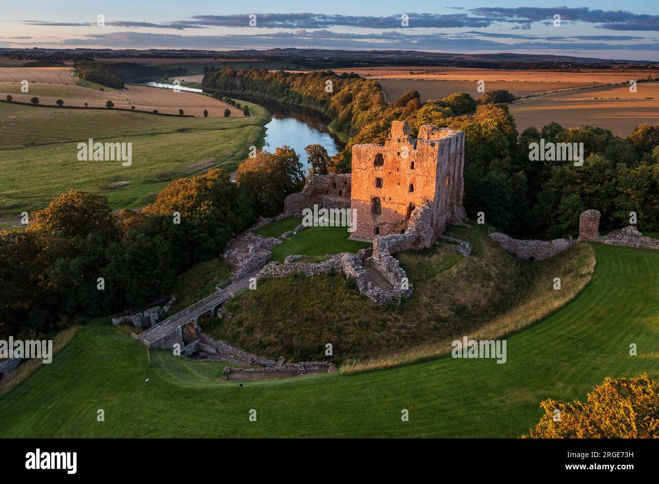 Coucher de soleil au château de Norham assis haut au-dessus de la rivière Tweed à la frontière avec l'Écosse l'un des plus importants des châteaux Anglo-Scottish Border Banque D'Images